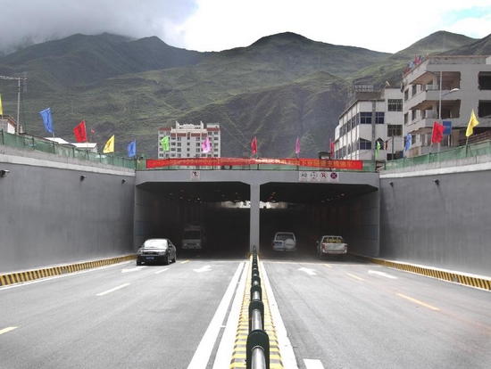 西藏首座城市下穿隧道建成通車(chē)