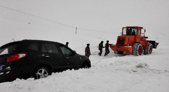因暴雪斷通的新藏公路恢復(fù)暢通