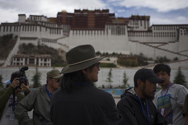 扎西達(dá)娃小說(shuō)改編電影西藏?zé)崤?/></p>

<p>張楊指揮</p>

<p><img id=