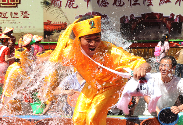 傣寨歡度潑水節(jié)