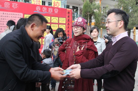 楊麗萍金飛豹邀請(qǐng)德馨學(xué)校孩子們看演出（組圖）