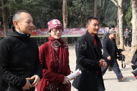 楊麗萍金飛豹邀請(qǐng)德馨學(xué)校孩子們看演出（組圖）