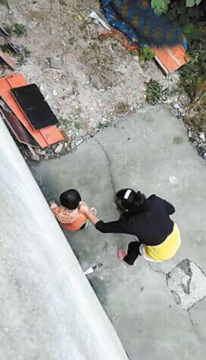 疑云南一女子踢打孩子被拍視頻網(wǎng)友稱要“人肉”她