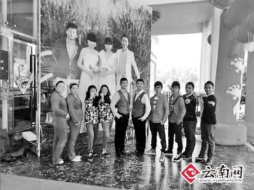 云南壯觀婚禮 1對(duì)雙胞姐妹結(jié)婚7對(duì)雙胞來捧場