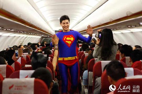 云南昆明：萬(wàn)圣節(jié)空乘高空上演cosplay秀 圖