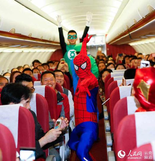 云南昆明：萬(wàn)圣節(jié)空乘高空上演cosplay秀 圖