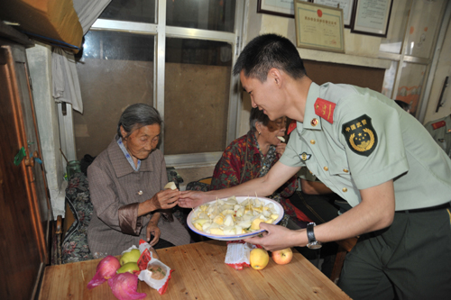 云南武警總隊(duì)官兵看望孤寡老人