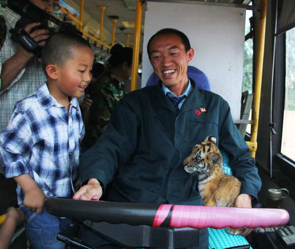 迎接南博會 旅游專線首發(fā)云南野生動物園