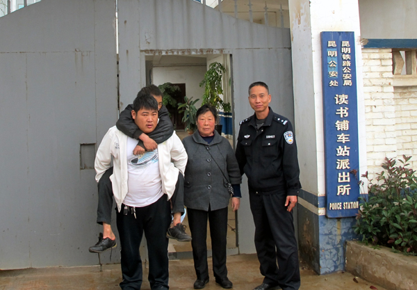 老鄉(xiāng)暈倒鐵路旁 鐵警救助受贊譽(yù)