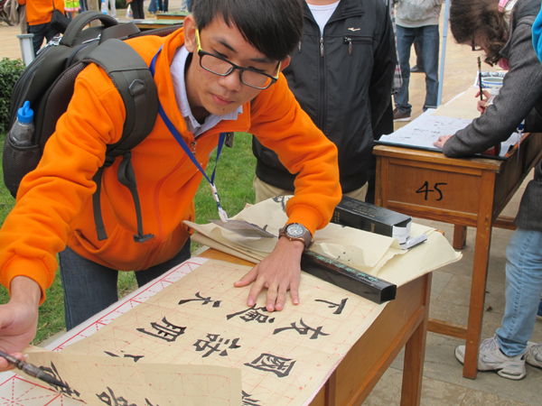 “漢語(yǔ)橋”參賽選手體驗(yàn)中國(guó)傳統(tǒng)文化