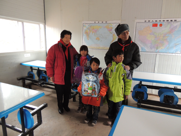 加拿大華人10萬(wàn)元“愛心”情灑彝良山村小學(xué)