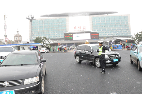 昆鐵警方全警動員應(yīng)對冰雪天氣 全力確保旅客出行安全