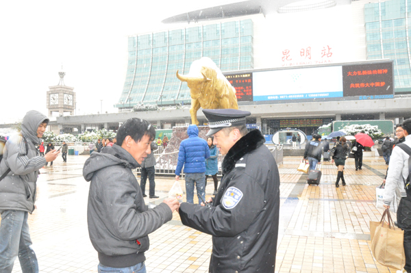 昆鐵警方全警動員應(yīng)對冰雪天氣 全力確保旅客出行安全