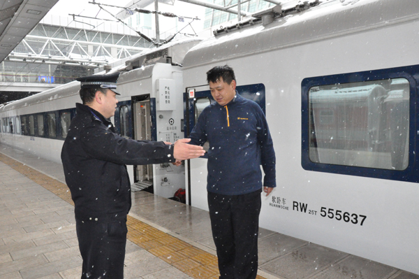 昆鐵警方全警動員應(yīng)對冰雪天氣 全力確保旅客出行安全
