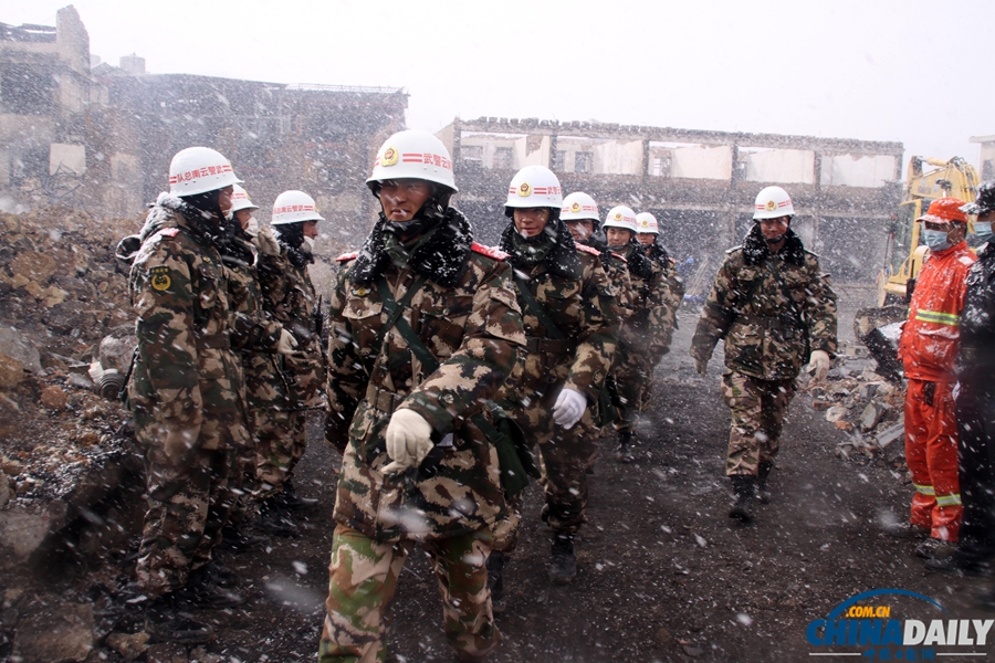 香格里拉獨克宗古城災(zāi)后一片廢墟 駐地警民緊張投入災(zāi)后清理工作