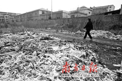 重金屬污染中國至少10%耕地 電池行業(yè)成禍?zhǔn)?/></p>

<p>3月24日，浙江臺州市速起蓄電池有限公司廠房外邊堆滿了廢舊垃圾。近日，臺州路橋區(qū)峰江街道上陶村139名村民出現(xiàn)由蓄電池污染引起的血鉛含量超標(biāo)。CFP供圖</p>

<p>近期，浙江省臺州市路橋區(qū)峰江街道139名村民被查出血鉛嚴(yán)重超標(biāo)，元兇是建在村里的一家被列為重點監(jiān)控企業(yè)的蓄電池企業(yè)。</p>

<p>重金屬污染再次成為輿論關(guān)注的焦點。</p>

<p>本月28日，國家環(huán)保部等9部委聯(lián)合召開2011年全國環(huán)保轉(zhuǎn)型行動會議，將今年專項行動重點“劍指”重金屬污染問題，其中鉛蓄電池企業(yè)的整治成為今年我國環(huán)保行動的首要任務(wù)。</p>

<p>環(huán)保專家根據(jù)國土資源部公布的數(shù)據(jù)估算，全國每年因被重金屬污染的糧食高達(dá)1200萬噸，相當(dāng)于廣東一年的糧食總產(chǎn)量，可以養(yǎng)活常住珠三角的4000萬人口。</p>

<p><strong>重金屬至少污染中國10%耕地</strong></p>

<p>環(huán)境保護(hù)部部長周生賢透露，根據(jù)《重金屬污染綜合防治“十二五”規(guī)劃》要求，到2015年，重點區(qū)域鉛、汞、鉻、鎘和類金屬砷等重金屬污染物的排放，比2007年削減15%，并要求各地要全面啟動重金屬污染綜合防治“十二五”規(guī)劃，打好重金屬污染綜合防治的持久戰(zhàn)和攻堅戰(zhàn)。</p>

<p>重金屬污染為何成為“十二五”期間環(huán)保治理的頭等大事？</p>

<p>國土資源部對此曾毫不諱言，全國每年僅因重金屬污染而減產(chǎn)糧食1000多萬噸，另外被重金屬污染的糧食每年也多達(dá)1200萬噸，合計經(jīng)濟(jì)損失至少200億元，足以每年多養(yǎng)活4000多萬人。</p>

<p>專家經(jīng)過對比發(fā)現(xiàn)，1200萬噸糧食幾乎相當(dāng)于廣東省一年的糧食總產(chǎn)量，4000多萬人也相當(dāng)于整個珠三角的常住人口。</p>

<p>中國科學(xué)院地理科學(xué)與資源研究所環(huán)境修復(fù)研究中心主任陳同斌研究員表示，中國的重金屬污染在北方只是零星分布，而在南方則比較密集。他根據(jù)調(diào)查估算，重金屬污染中國耕地10%左右的可能性較大。其中，受鎘污染和砷污染的比例最大，約分別占受污染耕地的40%左右。</p>
</div>
</div>

<div width=