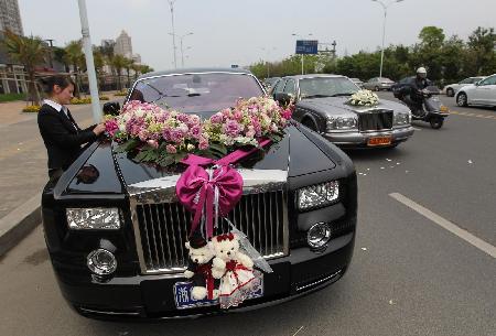 車(chē)價(jià)上億“超豪華”迎親車(chē)隊(duì)亮相溫州