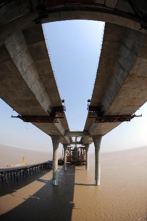 杭州灣上第二座跨海大橋——嘉紹跨海大橋建設(shè)進(jìn)度過(guò)半