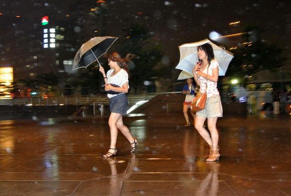“天秤”逼近 臺(tái)灣多地大雨
