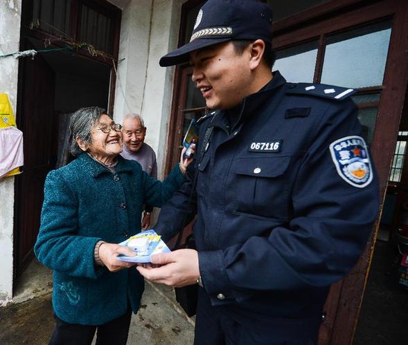 舟山“居安工程”社區(qū)民警免費派送報警器