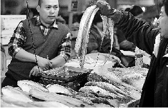 吃雞鴨的改吃魚蝦 杭城農(nóng)貿(mào)市場(chǎng)水產(chǎn)品價(jià)格上漲