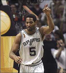 Robert Horry 
 is 
 going to sign a new contract with the Spurs the first day league rules allow, according to his agent. 