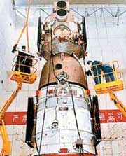 Technicians make final examinations and tests of China's second manned spaceship Shenzhou VI at Jiuquan satellite launch center in Gansu Province. 