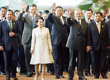 ASEAN leaders wave as they arrive for the Plenary Session during the 11th ASEAN Summit at the Kuala Lumpur Convention Centre in Kuala Lumpur December 12, 2005. From left: Brunei's Sultan Hassanal Bolkiah, Singapore's Prime Minister Lee Hsien Loong, Philippines' President Gloria Macapagal Arroyo, Indonesia's President Susilo Bambang Yudhoyono, Malaysia's Prime Minister Abdullah Ahmad Badawi, Thailand's Prime Minister Thaksin Shinawatra and Laos' Prime Minister Bounnhang Vorachith.
