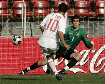 China first to qualify after edging Ukraine 3-2
