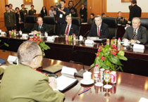 Rumsfeld holds candid talks with China defense chief