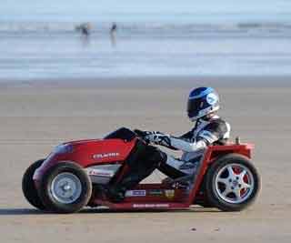 Lawnmower racing new record<BR>除草機(jī)瘋狂飆車(chē)秀(圖)