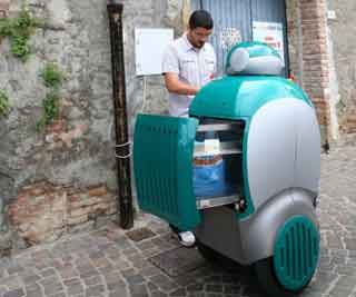 Robot comes to pick up rubbish<BR>機(jī)器人上門(mén)取垃圾(圖)