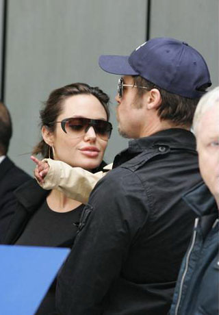 Brad Pitt gives Aniston heads up on wedding!