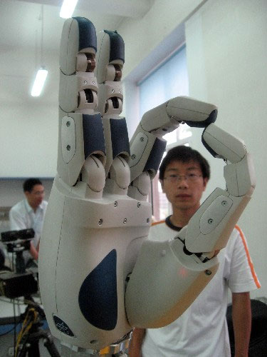 Four-finger robot hand developed in Harbin
