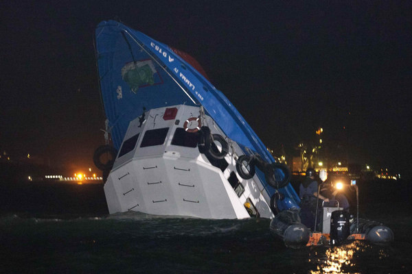 Rescuers approach a partially-submerged boat after two vessels collided in Hong Kong, Oct 1, 2012. Weekly Photos: Oct 1 - 7