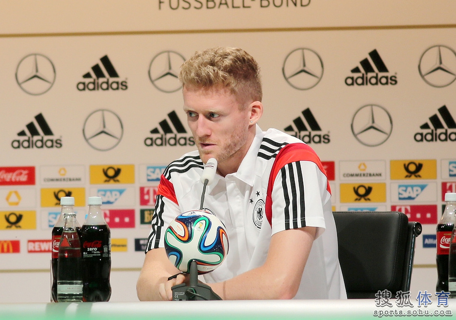 德國(guó)召開發(fā)布會(huì) 拉姆許爾勒暢談表情輕松