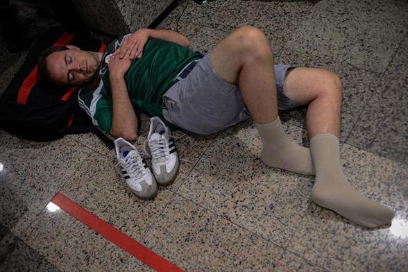 巴西世界杯趕場(chǎng)球迷眾生相