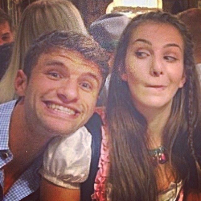 穆勒俏妻曬幸福照為老公戰(zhàn)決賽打氣