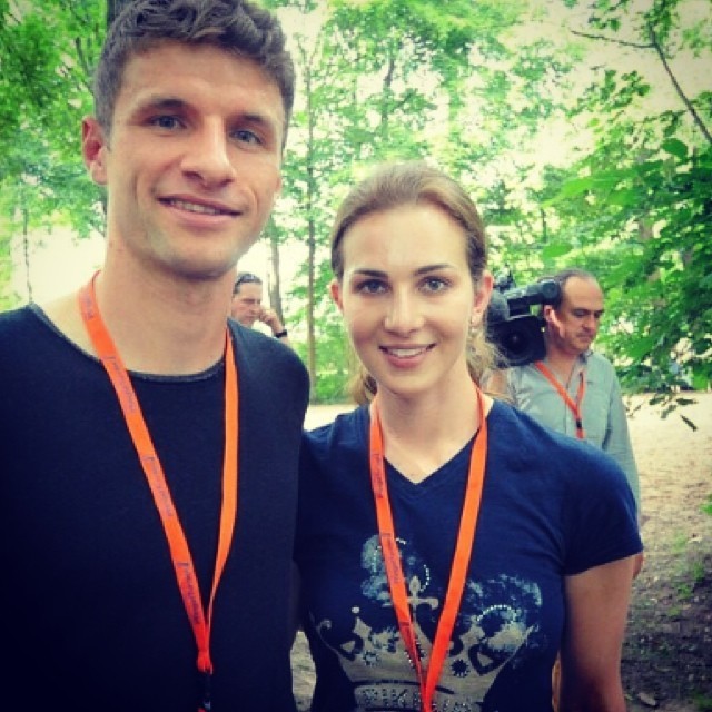 穆勒俏妻曬幸福照為老公戰(zhàn)決賽打氣