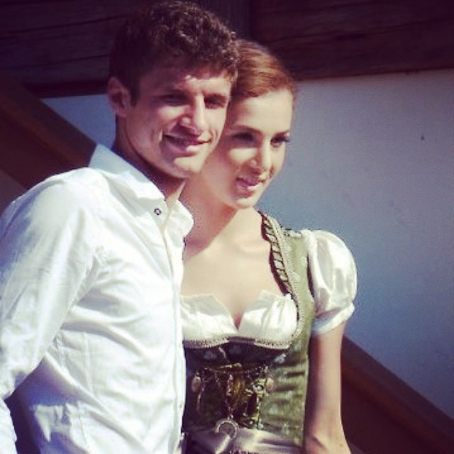 穆勒俏妻曬幸福照為老公戰(zhàn)決賽打氣