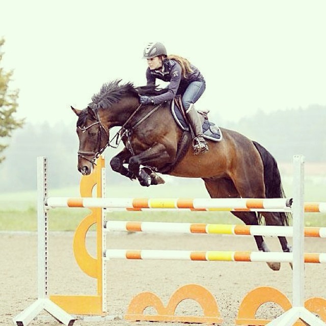 穆勒俏妻曬幸福照為老公戰(zhàn)決賽打氣