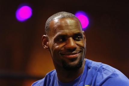 詹姆斯現(xiàn)場(chǎng)看決賽 世界杯大過(guò)NBA