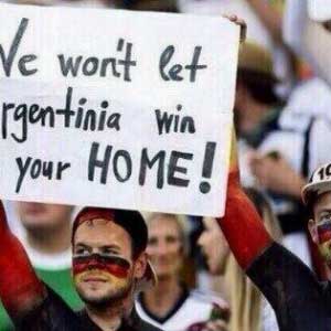 國外網(wǎng)友辣評(píng)：足球是一項(xiàng)”基情四射”的運(yùn)動(dòng)