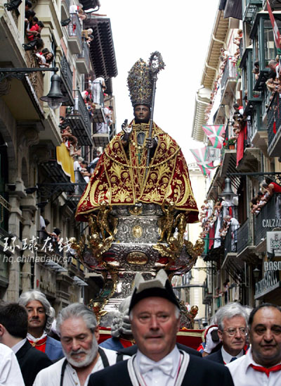 西班牙奔牛節(jié)六人受傷 其中一人終身癱瘓(多圖)