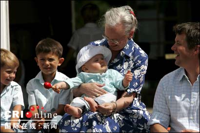 丹麥王室成員拍全家福 最小成員成為主角(組圖)