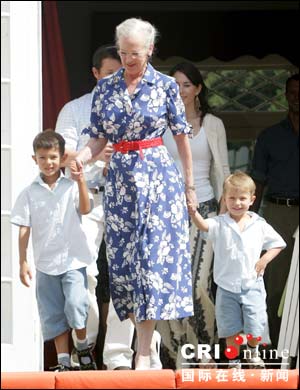 丹麥王室成員拍全家福 最小成員成為主角(組圖)