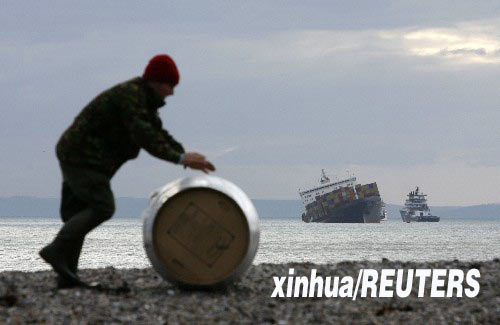 英國：貨輪遇風(fēng)暴擱淺 有人哄搶有人救鳥