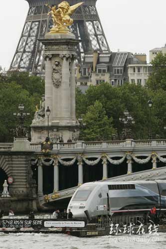 火車“坐船”暢游塞納河