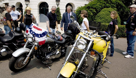 重型摩托車集結(jié)華盛頓 布什接見游行隊(duì)伍