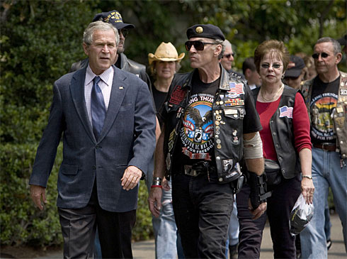 重型摩托車集結(jié)華盛頓 布什接見游行隊(duì)伍